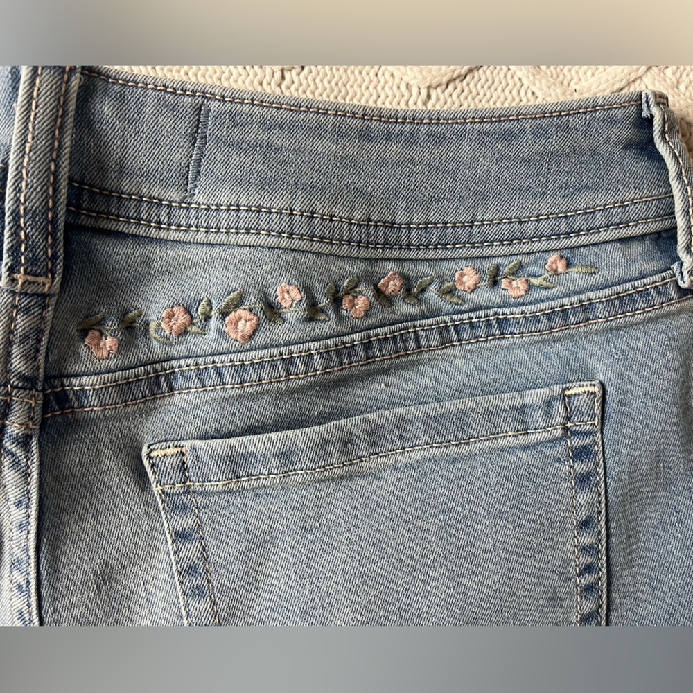 Hollister Women's Light Wash Floral Embroidered Shortie Jean Shorts Size 8 - Picture 11 of 15